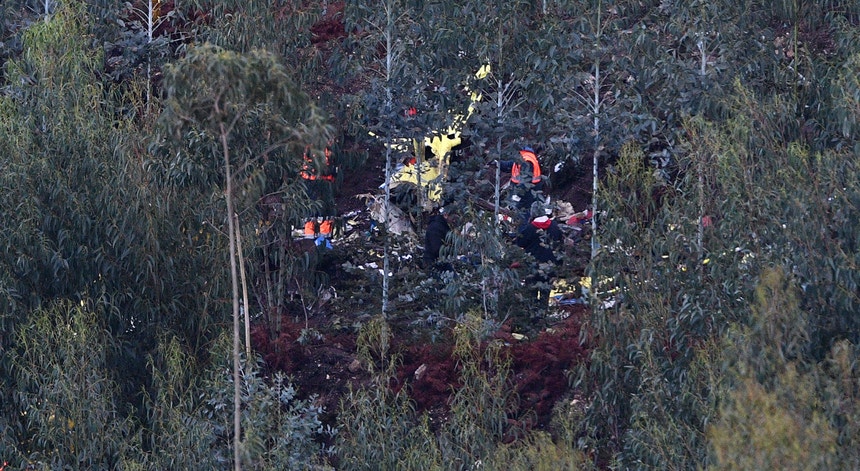 A queda do helicóptero do Instituto Nacional de Emergência Médica, ao final da tarde de sábado, no concelho de Valongo, distrito do Porto, causou a morte aos quatro ocupantes
