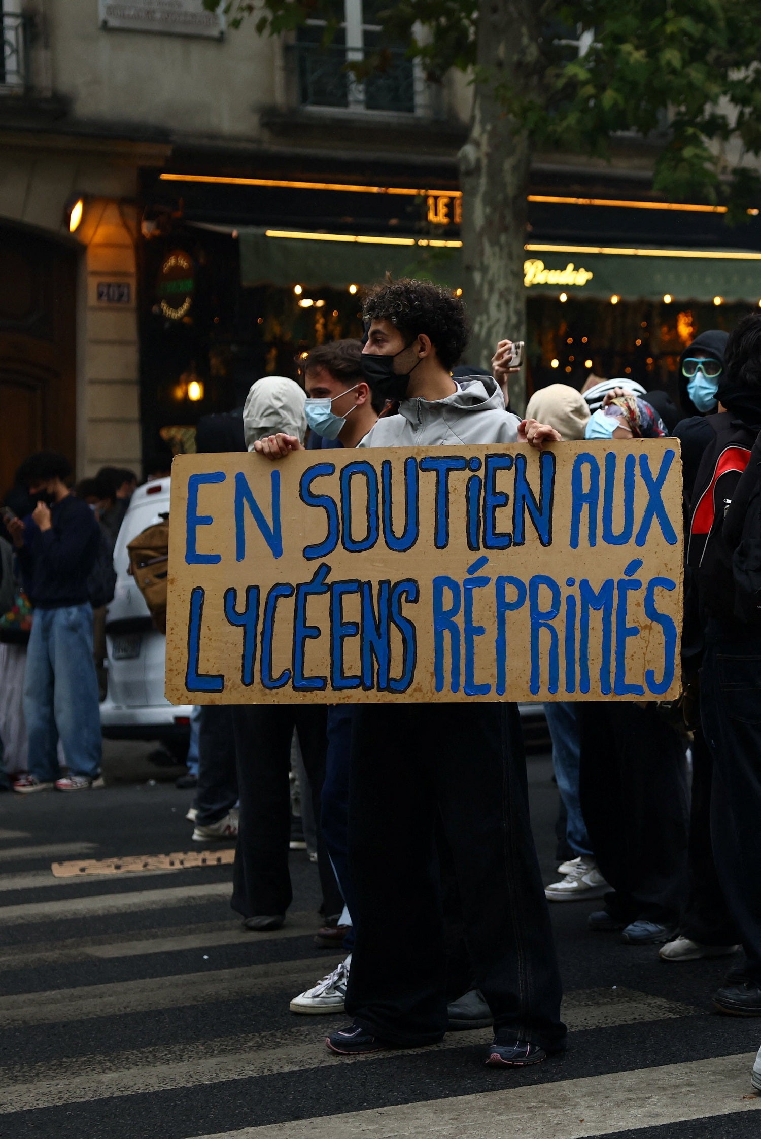 França estudantil nas ruas. Revolta cresce com participação de estudantes universitários