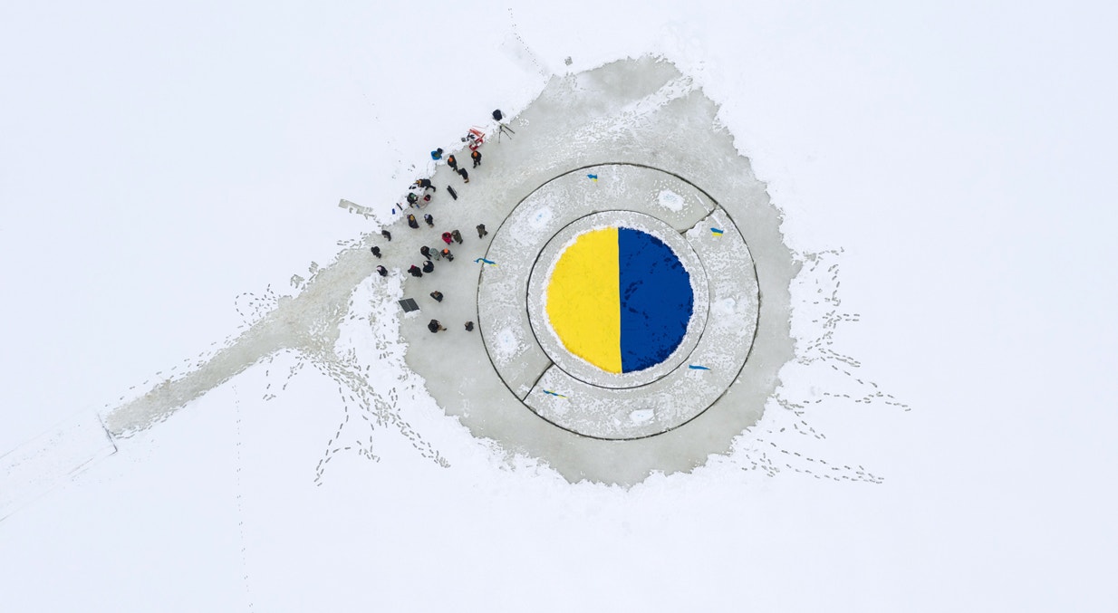  Helsinquia. Carrossel de gelo com o centro decorado com as cores nacionais da Ucr&acirc;nia | Kimmo Brandt - EPA 