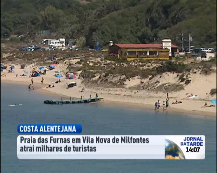 Praia Das Furnas Em Vila Nova De Milfontes Atrai Milhares De Turistas 9438