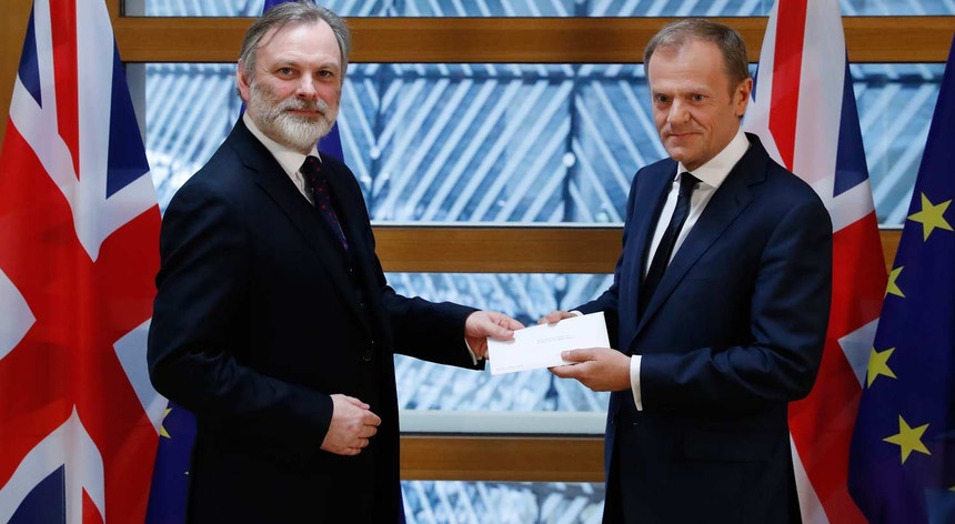 O momento em que Tim Barrow, representante do Reino Unido na União Europeia, entrega ao Presidente do Conselho Europeu, Donald Tusk, a carta que abre formalmente o processo de saída do Reino Unido da União Europeia.
