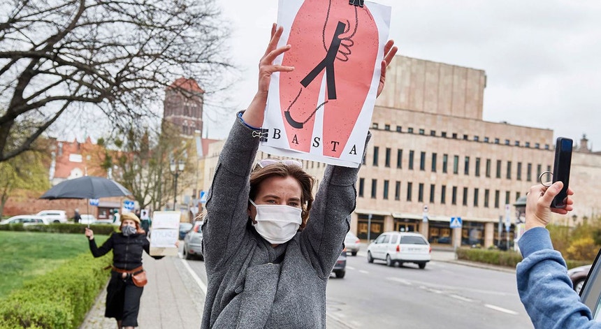 Depois de, em janeiro, a nova lei do aborto ter entrado em vigor na Polónia, milhares de pessoas saíram às ruas para lutarem pelos direitos das mulheres.
