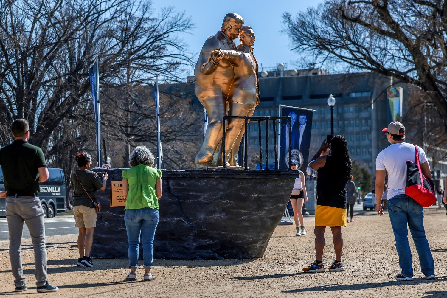 Estátua de Trump e Epstein inspirada no filme Titanic é a nova atração em Washington