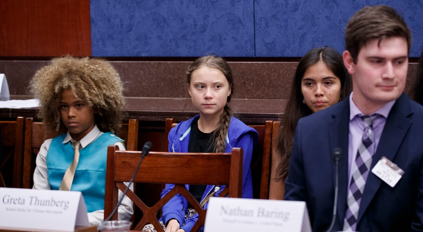 Jovem ativista numa reunião do Senado em Washington
