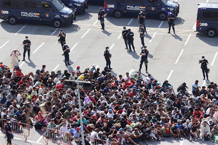 Cerca de 1.700 migrantes transferidos para centros temporários em Ceuta