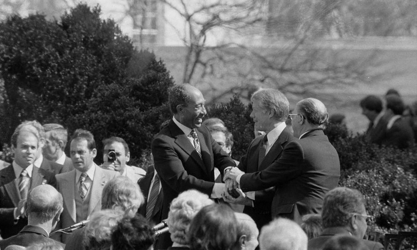  Jimmy Carter com o presidente eg&iacute;pcio Anwar Sadat e o primeiro-ministro israelense Menachem Begin, 1979 | Reuters 