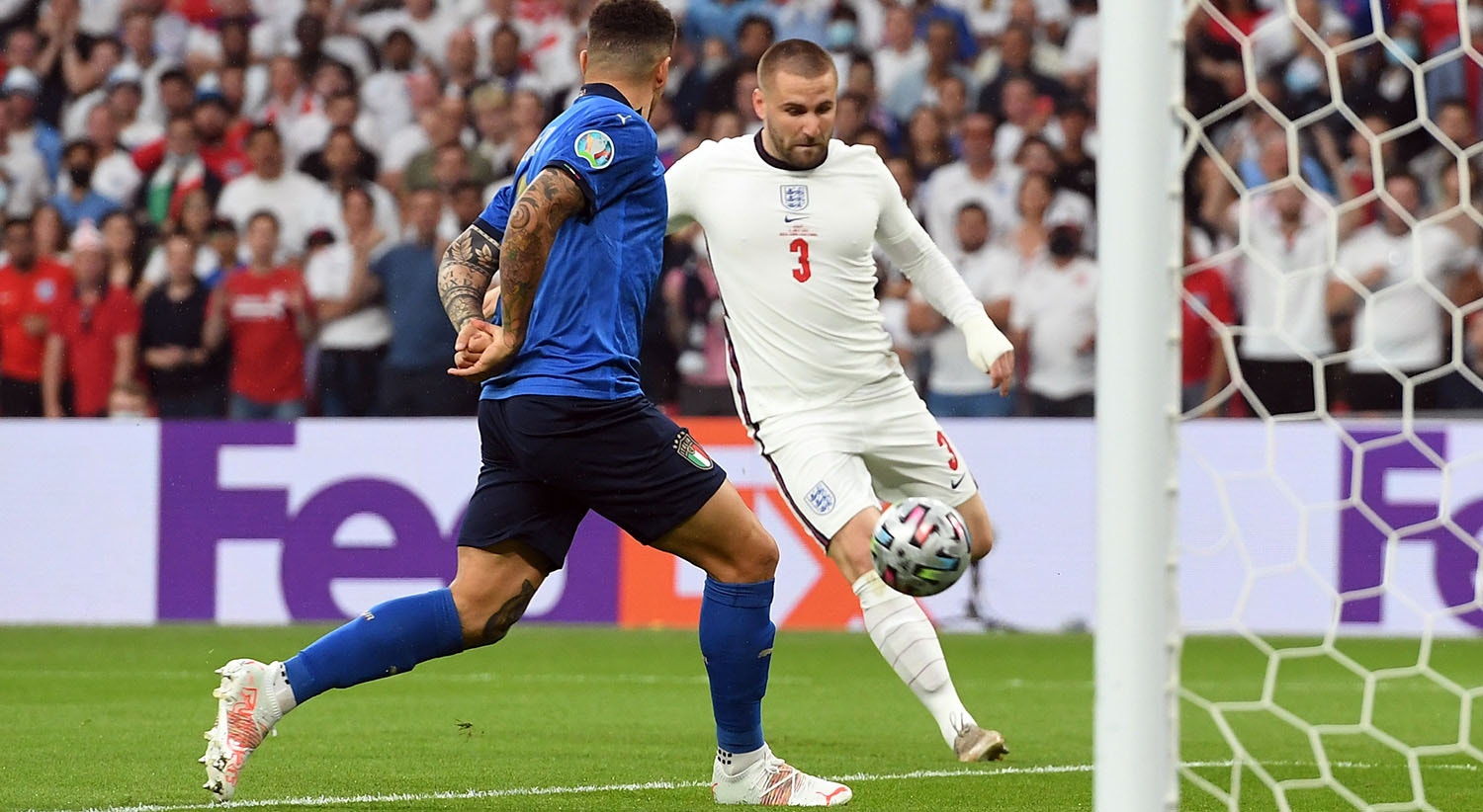  Aos 2 minutos da partida, Luke Shaw rematou &agrave; baliza da sele&ccedil;&atilde;o italiana. Marcou o primeiro golo da Inglaterra. | Foto: Andy Rain - Reuters 