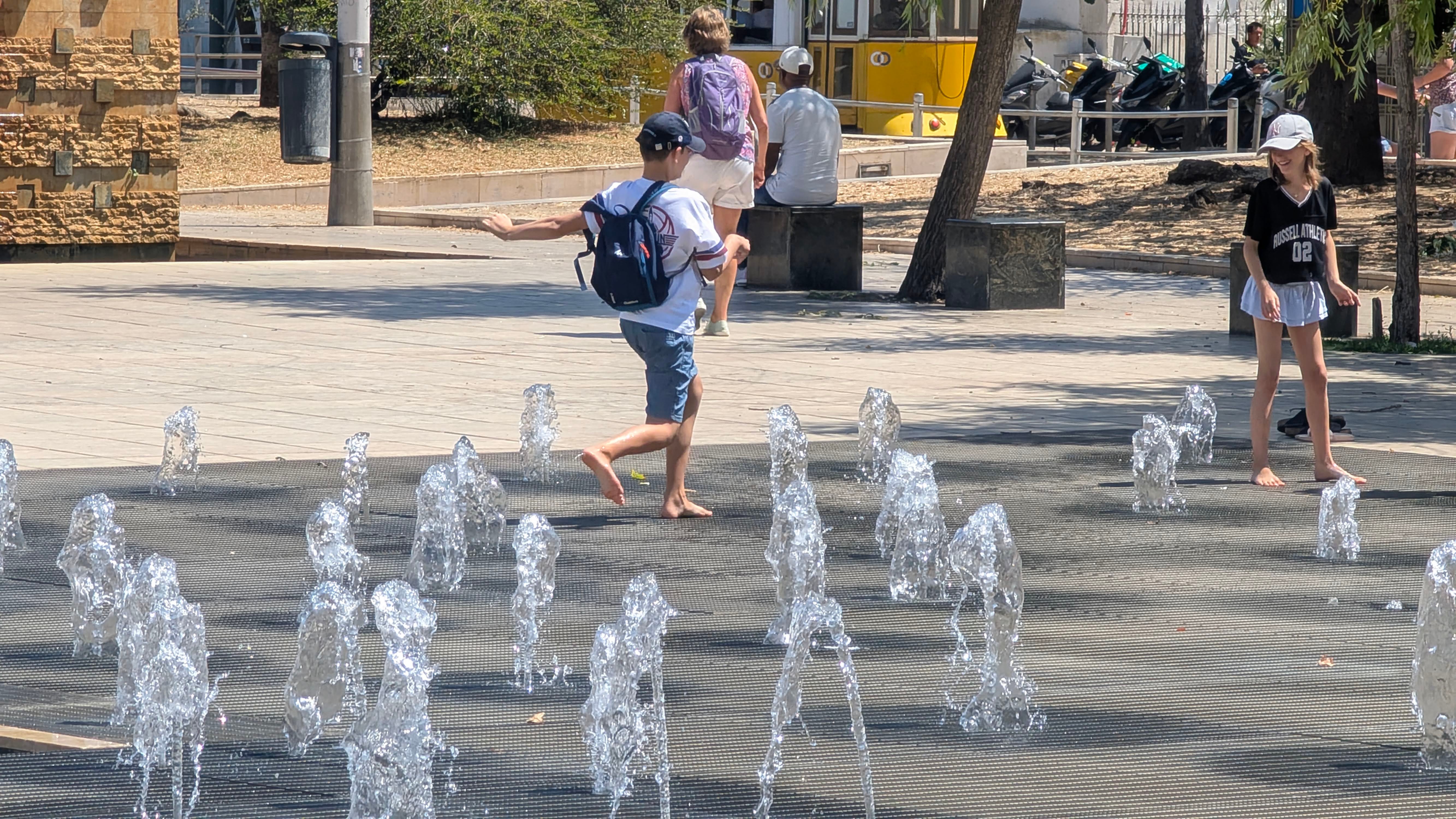 Todos os distritos de Portugal continental sob aviso amarelo devido a calor e trovoada