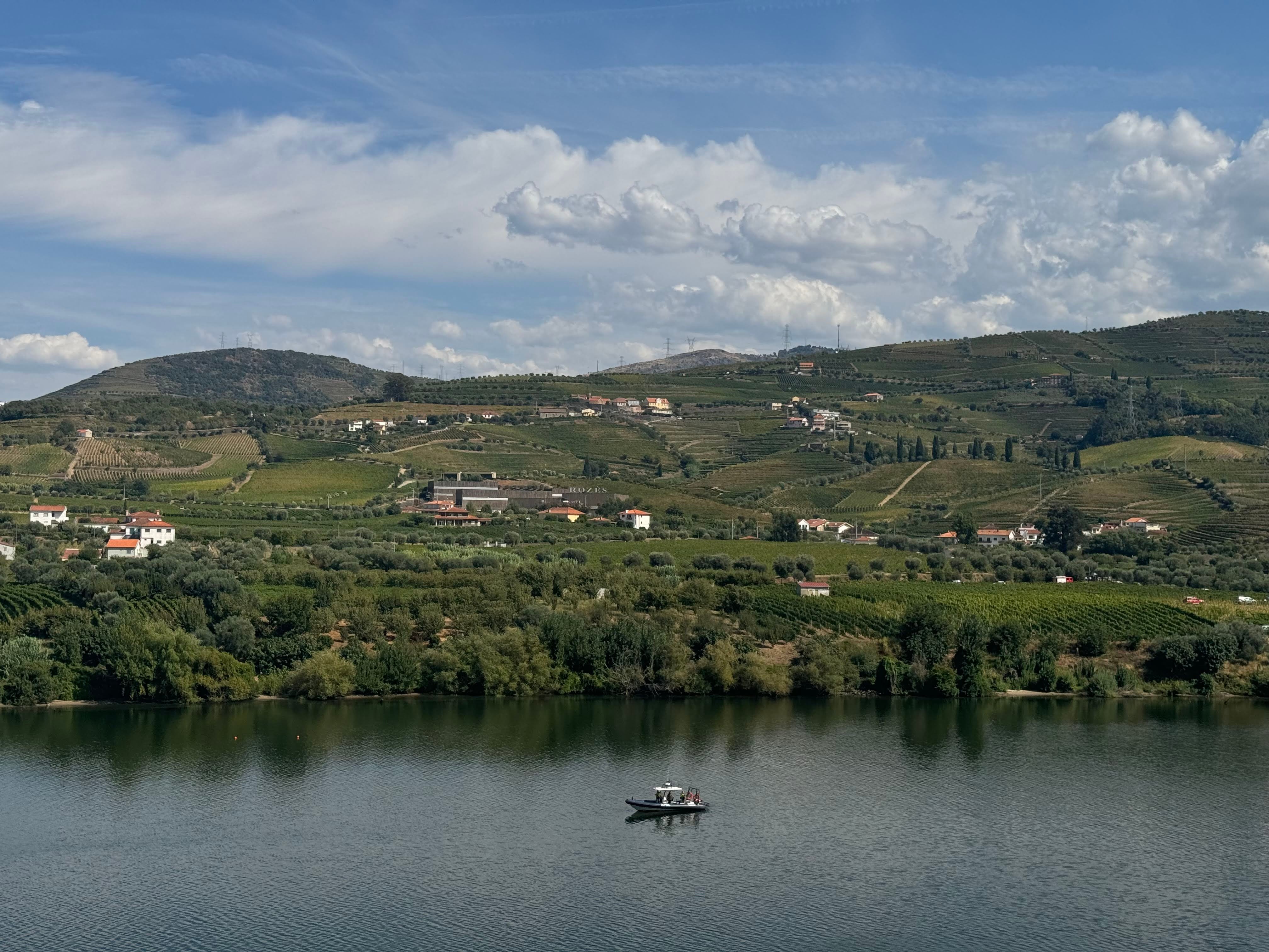 Um desaparecido em naufrágio de embarcação de recreio no Rio Douro