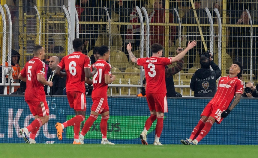 Grande estreia de Vítor Pereira com goleada do Forest em Istambul