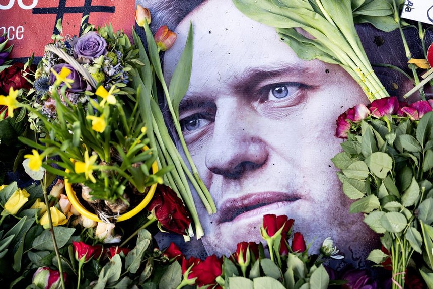 O corpo de Alexei Navalny vai a enterrar nos arredores do Kremlin
