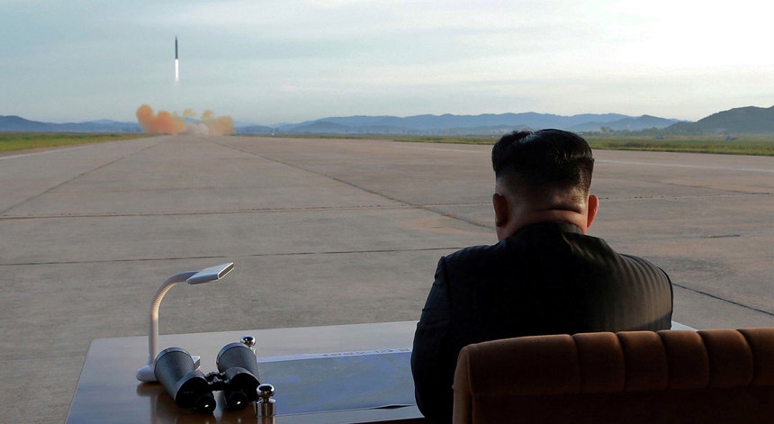 O presidente da Coreia do Norte, Kim Jong-un, assiste ao lançamento de teste de um míssil balístico em 2018
