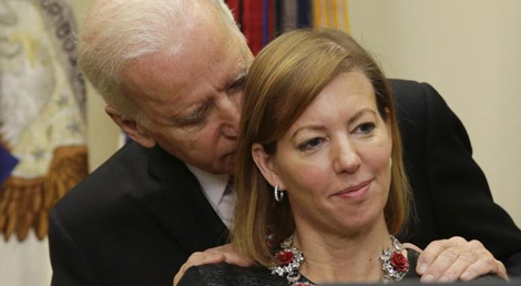 O 'momento', que está a fazer furor na internet, de intimidade de Biden com Stephanie Carter, nas costas do marido dela, o novo secretario da Defesa dos EUA O 'momento', que está a fazer furor na internet, de intimidade de Biden com Stephanie Carter, nas costas do marido dela, o novo secretario da Defesa dos EUA
