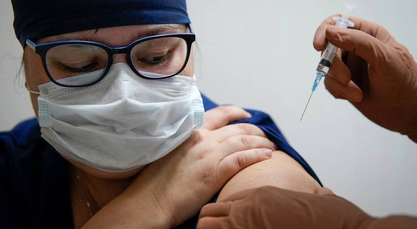 Imagem de arquivo de uma médica a receber a vacina russa Sputnik-V em Tver
