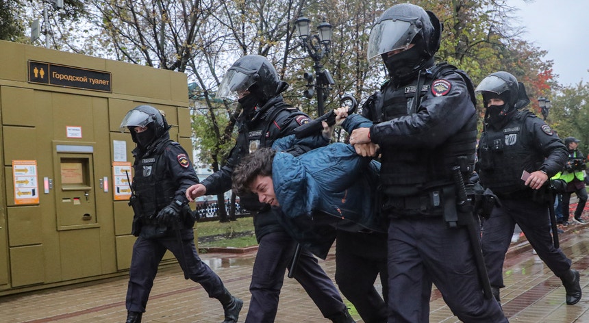 Polícias russos detêm um manifestante durante uma ação de protesto, em Moscovo, contra a mobilização militar anunciada por Putin
