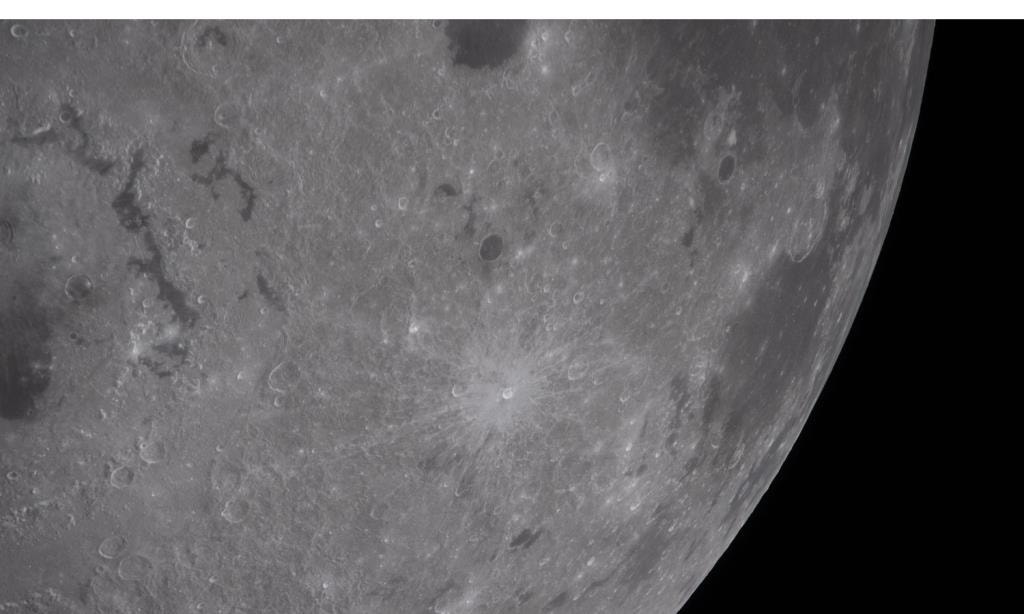  Semelhante a uma "impress&atilde;o digital" da tripula&ccedil;&atilde;o da Artemis II, esta imagem destaca o contraste entre &aacute;reas claras e escuras na superf&iacute;cie da Lua. De cima para baixo, as regi&otilde;es mais escuras incluem o Oceanus Procellarum, o Mare Humorum &mdash; conhecido como "Mar da Humidade" &mdash; e a cratera Byrgius A. Cr&eacute;dito: NASA 