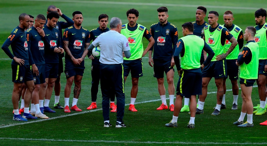 Tite e a seleção do Brasil treinam no Porto
