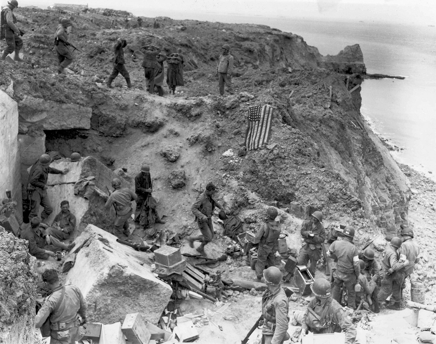  Tropas americanas e prisioneiros junto a um bunker alem&atilde;o destru&iacute;do na praia de Juno /Reuters 