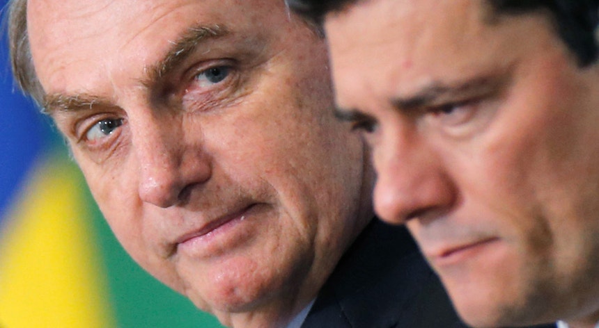 Bolsonaro diz que ele e a sua família estão a ser vítimas de "ataques pessoais e políticos"
