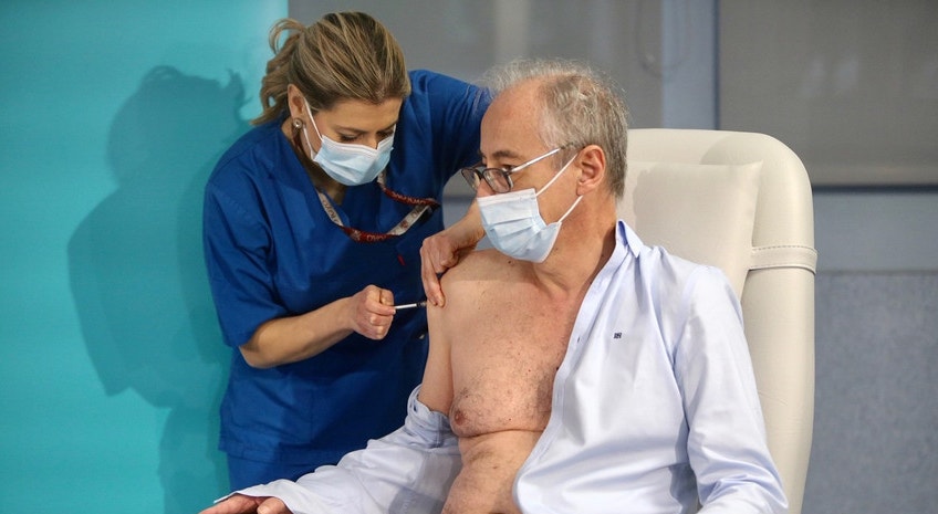 António Sarmento recebeu a primeira vacina contra a covid-19 em Portugal
