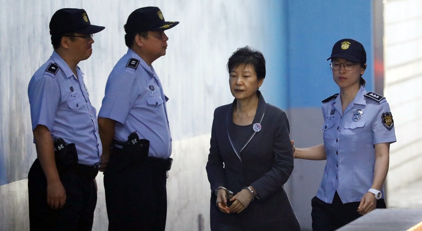 Park Geun-hye foi condenada pelo seu papel no escândalo de corrupção que eclodiu há um ano
