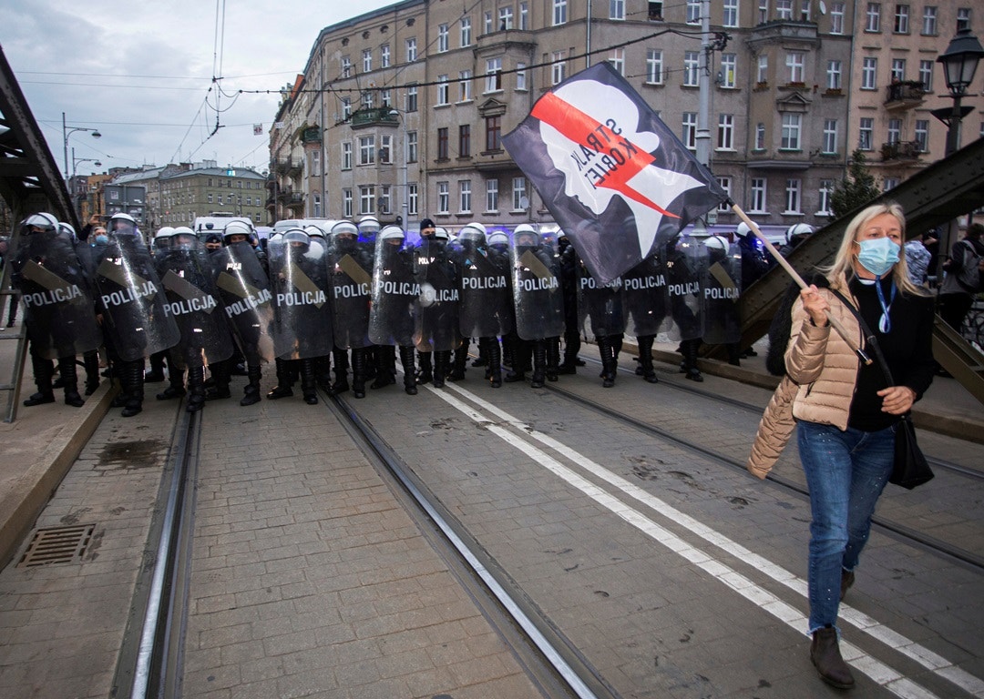  Dia 23, Wroclaw, na bandeira l&ecirc;-se &quot;Greve das mulheres&quot; | Agencja Gazeta - Reuters 