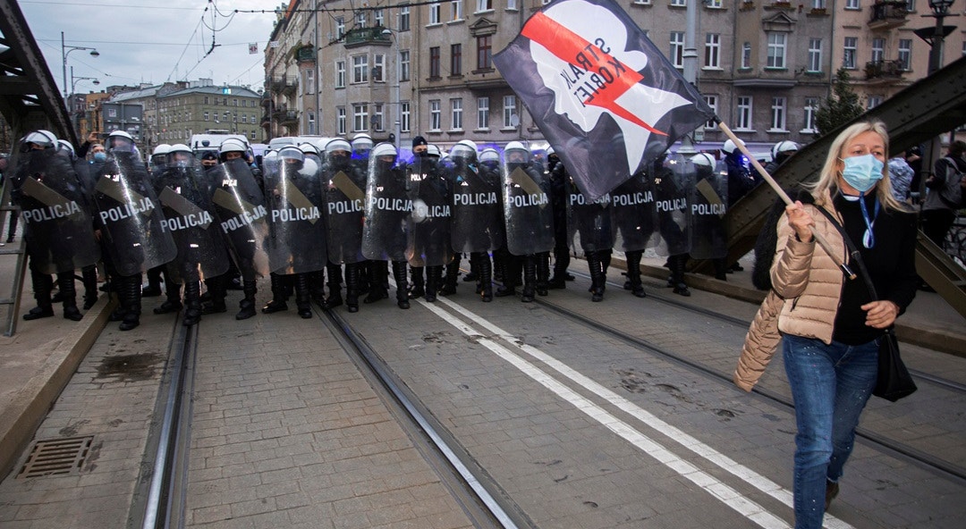  Dia 23, Wroclaw, na bandeira l&ecirc;-se &quot;Greve das mulheres&quot; | Agencja Gazeta - Reuters 