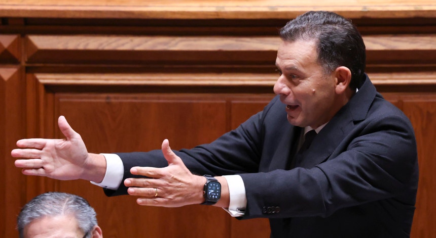 Imagem de Chega desafia Montenegro. 