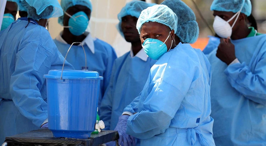 Pessoal médico na Beira, em Moçambique, num dos locais onde a cólera é tratada
