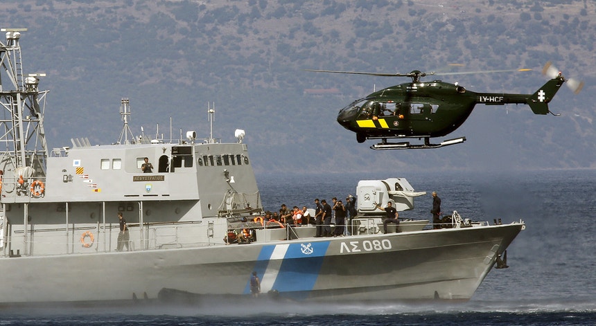 Um helicóptero da agência Frontex e um navio da Guarda Costeira grega, interceptam um barco de borracha de um possível passador de migrantes, a 24 de setembro de 2015. A agência europeia de fronteiras registou até final de setembro 630.000 passagens ilegais de fronteiras europeias.
