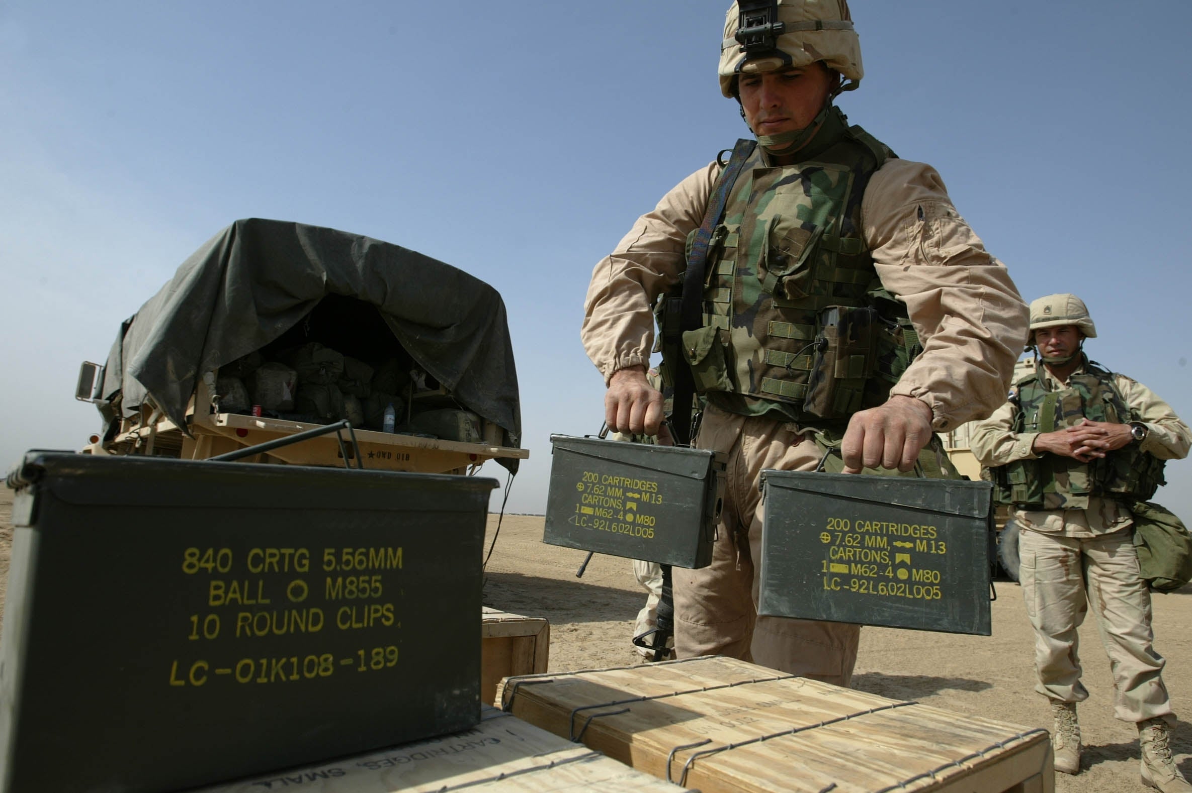 Soldados americanos carregam caixas de muni&ccedil;&otilde;es no Kuwait. Muitas dos arsenais usados pelo EI datam das Guerras do Golfo ou Ir&atilde;o-Iraque Foto: Reuters