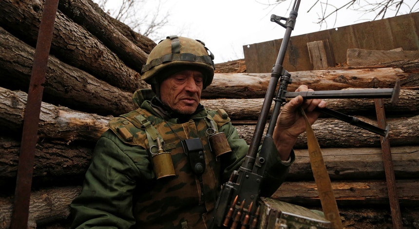 Separatista pró-russo ucraniano na linha da frente face a tropas ucranianas no leste do país
