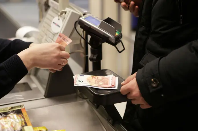 Consumer confidence rises in January but economic sentiment worsens