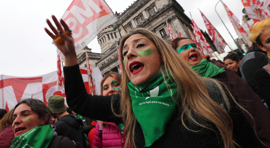 Os manifestantes a favor da legalização do aborto utilizam lenços verdes nos seus protestos
