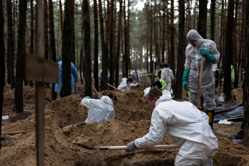 Várias equipas continuam a exumação de corpos numa floresta da cidade de Izium, Kharkiv, recentemente libertada pelas forças ucranianas. 
