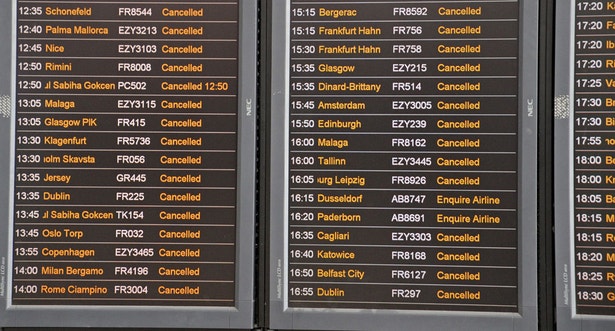  Placa de informa&ccedil;&otilde;es d&aacute; conta dos voos cancelados no aeroporto de Stansted, perto de Londres 