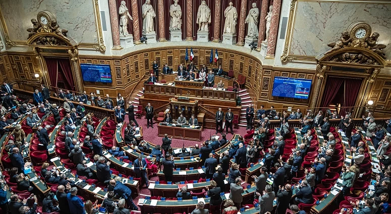 O parlamento francês vota o projeto de lei que prevê a inclusão do aborto na Constituição
