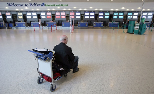  Passageiro solit&aacute;rio aguarda not&iacute;cias dos voos no aeroporto de Belfast  