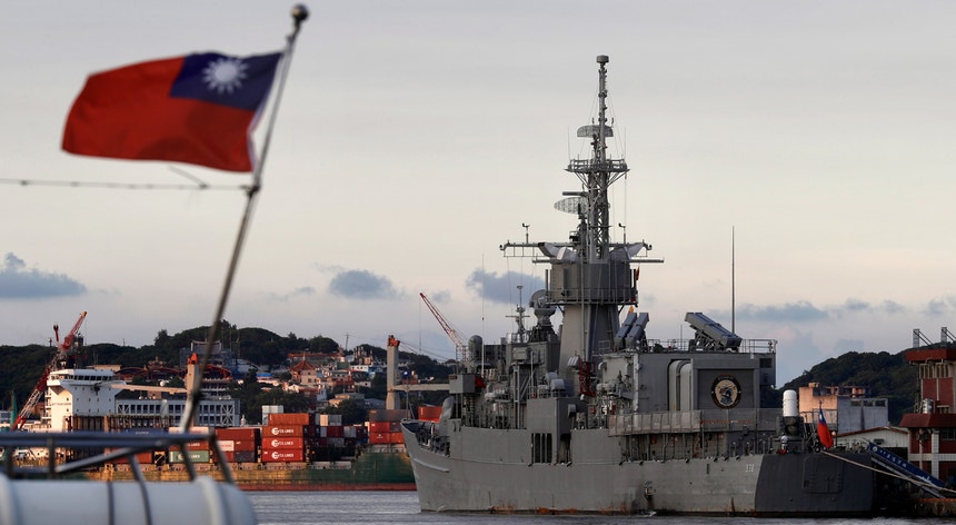 Os exercícios militares nas águas ao redor da ilha levaram alguns navios a afastarem-se do Estreito de Taiwan para evitarem confrontos com as forças chinesas.
