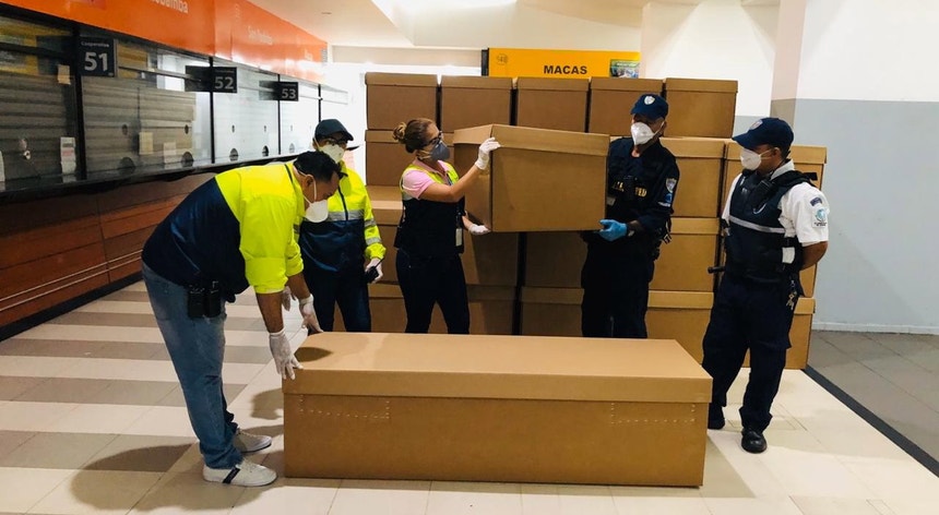 A situação crítica na cidade do Equador está a obrigar a enterrar os mortos em caixões de papelão
