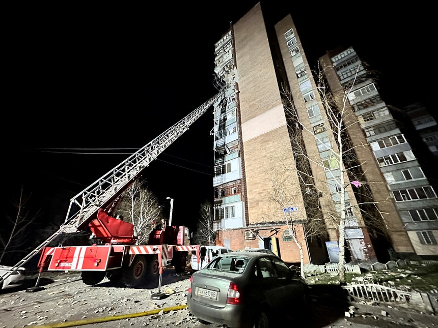 Um dos ataques causou sérios danos a apartamentos num edifício de 14 andares

