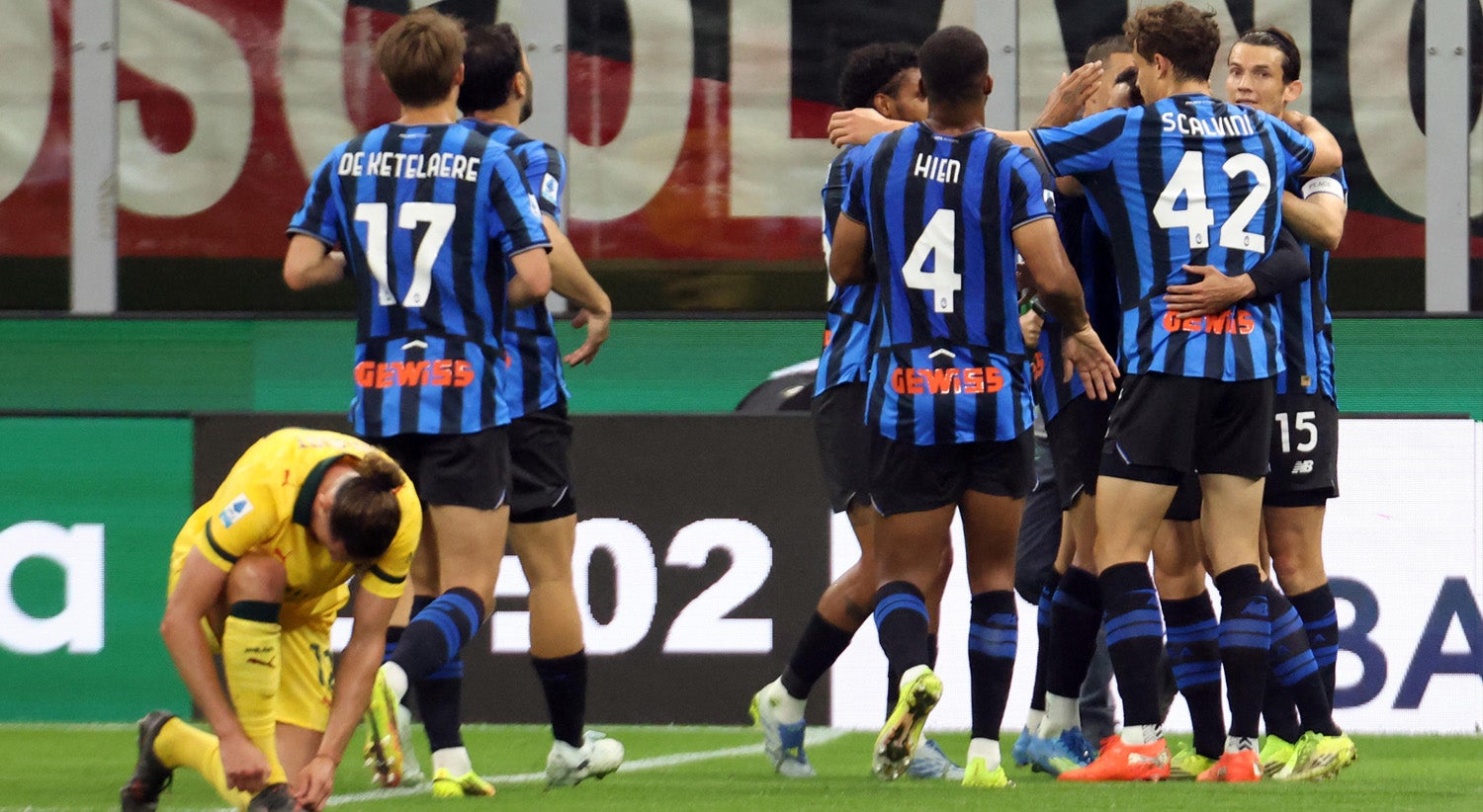 Derrota do AC Milan agita luta pela Champions em Itália