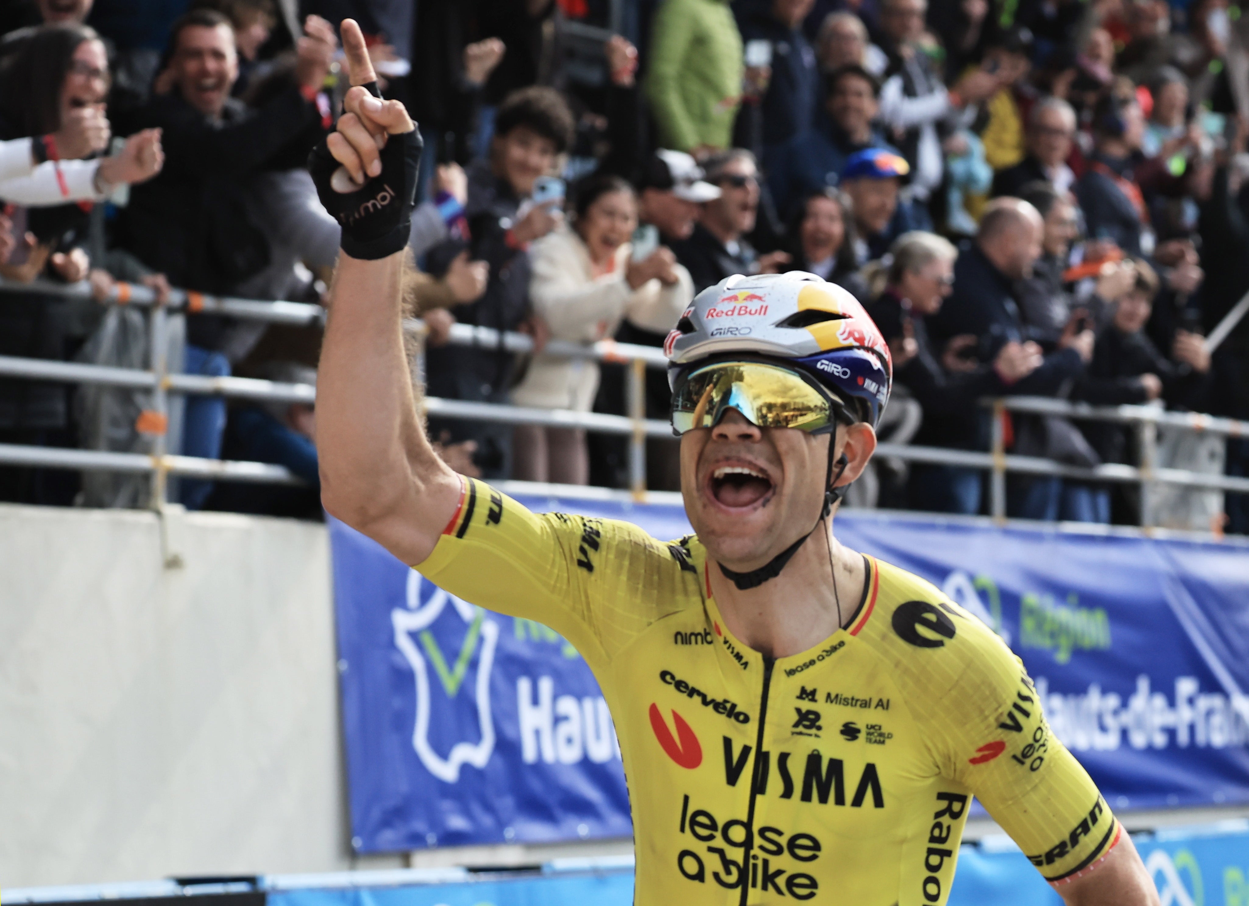 Van Aert superou os azares e Pogacar para conquistar uma emocionante Paris-Roubaix
