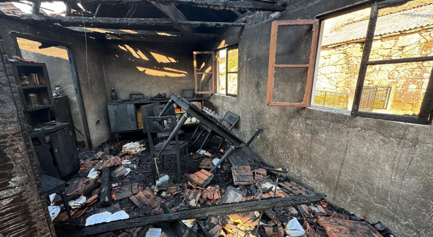  Um desalojado depois de a sua casa ser consumida pelas chamas em Zim&atilde;o, Vila Pouca de Aguiar. / Foto: Jos&eacute; Pinto Dias - RTP 