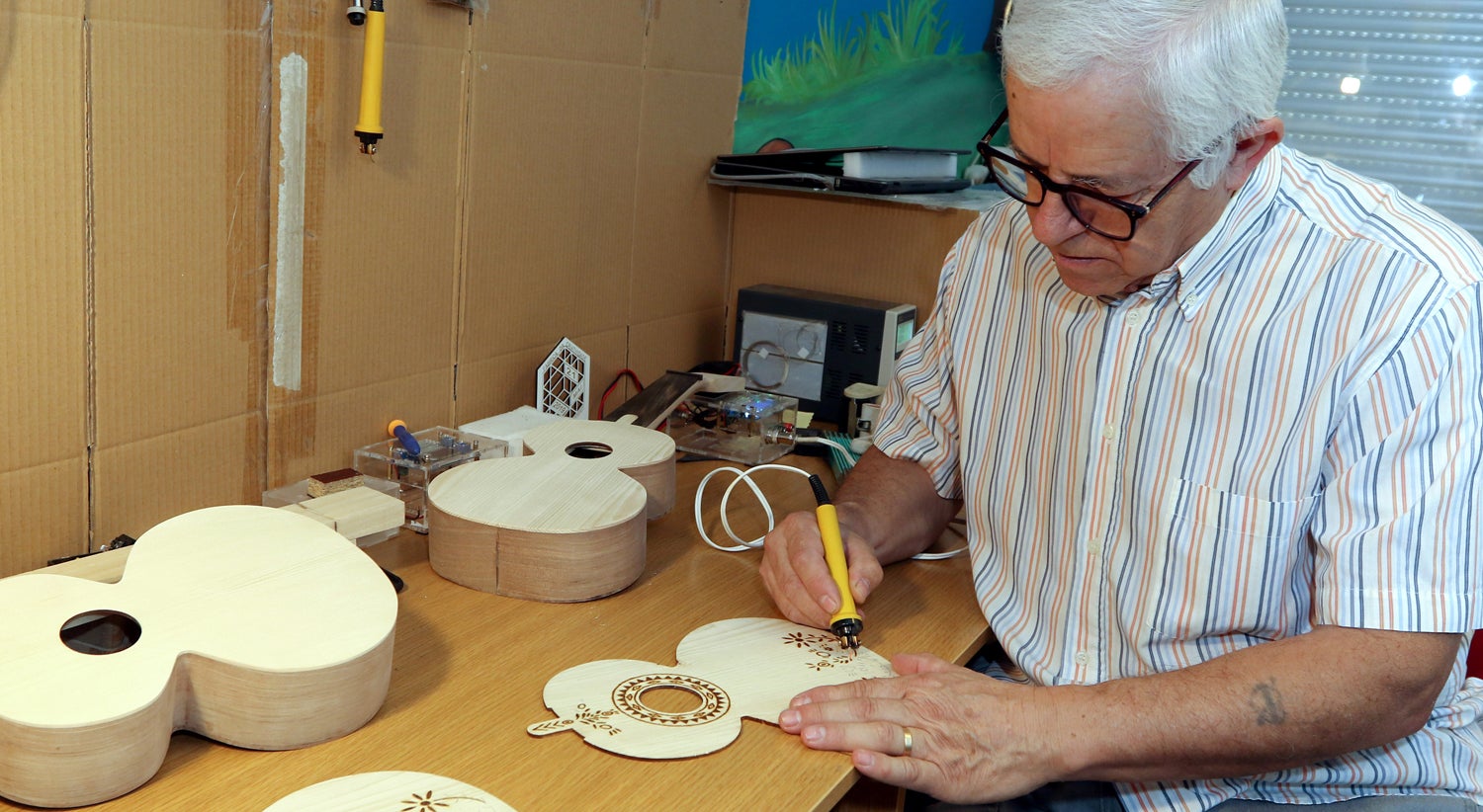 Fotojornalista e crian�a d�o origem a novo instrumento musical, a beiroinha
