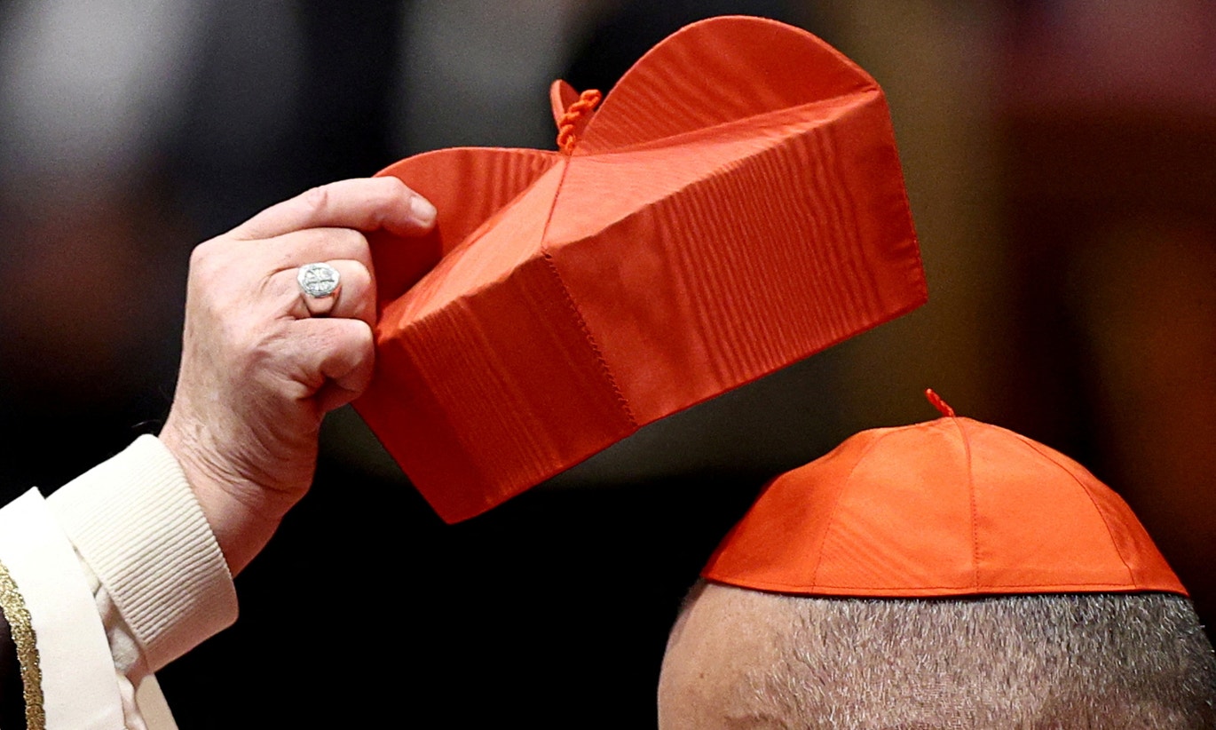  Papa Francisco coloca a tradicional biretta vermelha ao cardeal Baldassarre Reina, a 7 de dezembro de 2024 |  Guglielmo Mangiapane - Reuters 