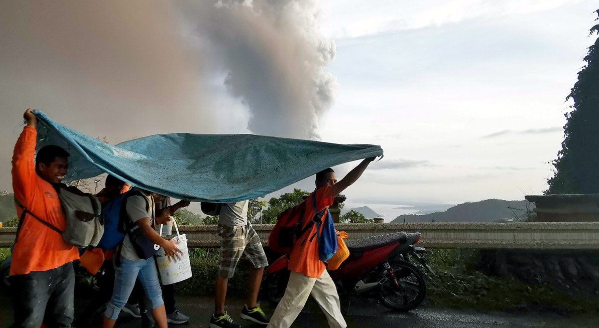  Filipinas, habitantes fogem das cinzas expelidas pela erup&ccedil;&atilde;o do vulc&atilde;o Taal | Francis R. Malasig - EPA 