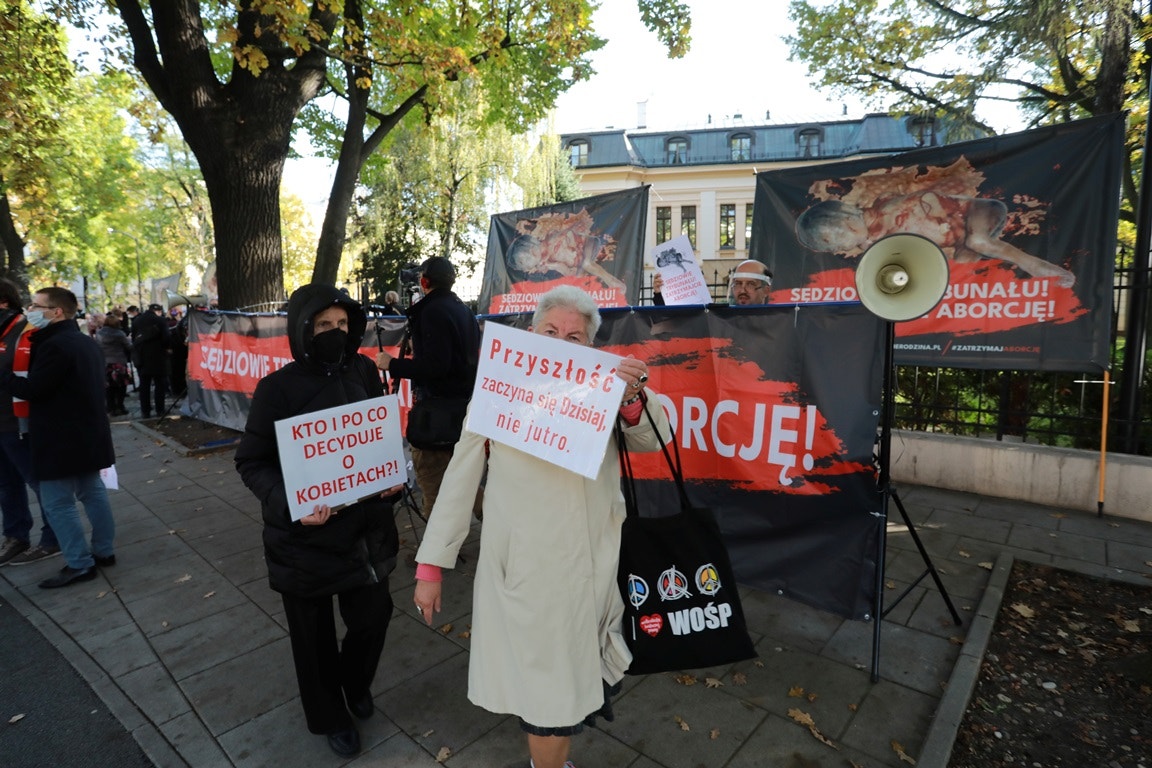  Dia 22, Vars&oacute;via, dia da deci&ccedil;&atilde;o do Tribunal Constitucional, endurecimento da Lei do Aborto, protestos em frente ao edif&iacute;cio, &quot; Quem e porque decide sobre mulheres&quot;  | Agencja Gazeta - Reuters 