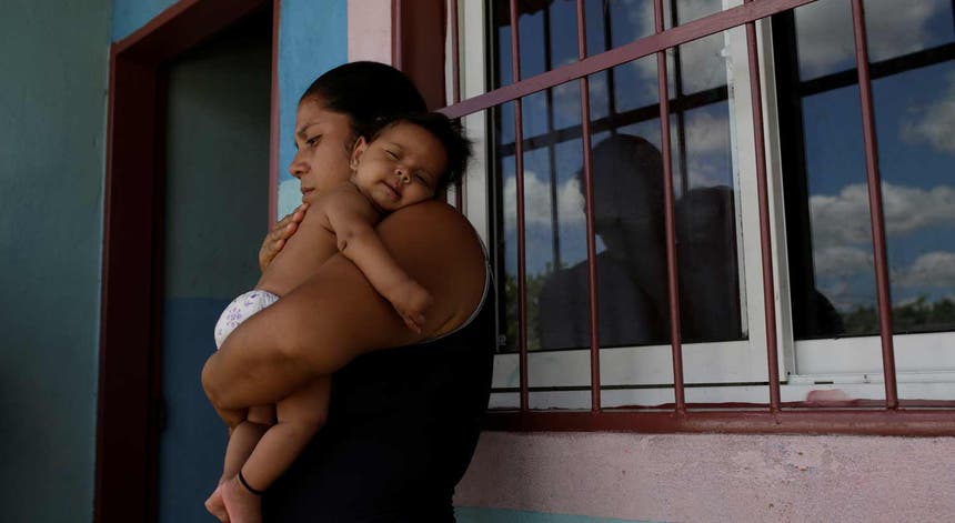 A escassez está a levar as famílias venezuelanas a cortar nas refeições e muitos pais, desempregados, estão a entregar os filhos ao Estado, a familiares ou a vizinhos, por não conseguirem prover necessidades básicas Foto: Reuters