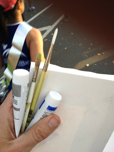  O artista mostra o seu material numa fotografia. 